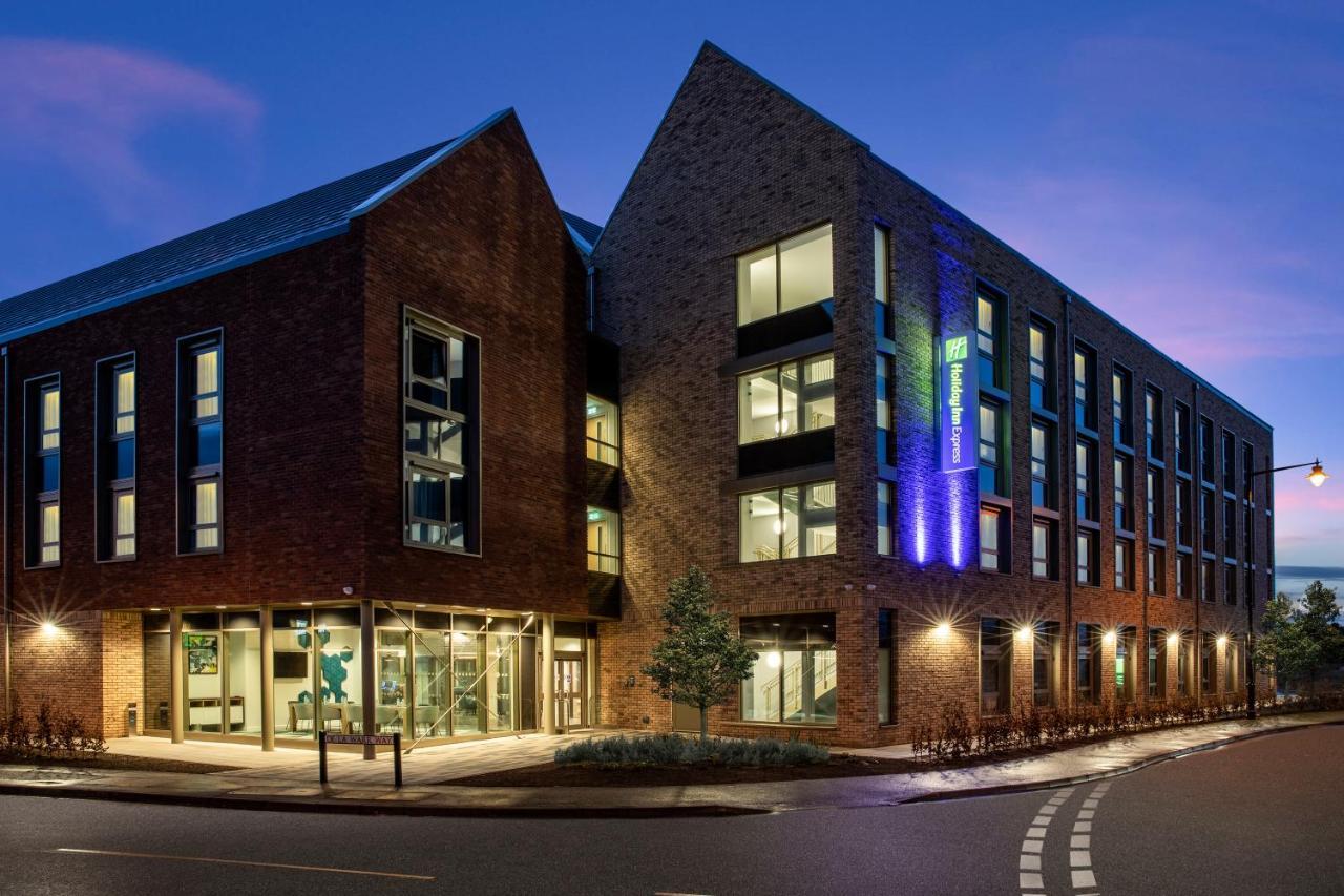 Holiday Inn Express Cambridge West - Cambourne By Ihg Exterior photo